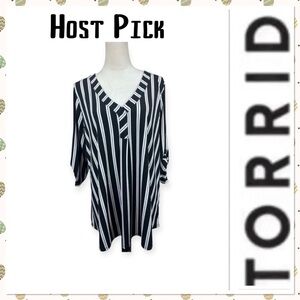 🔥Host Pick 🔥Torrid black/white vertical striped top size 2-2X/18-20